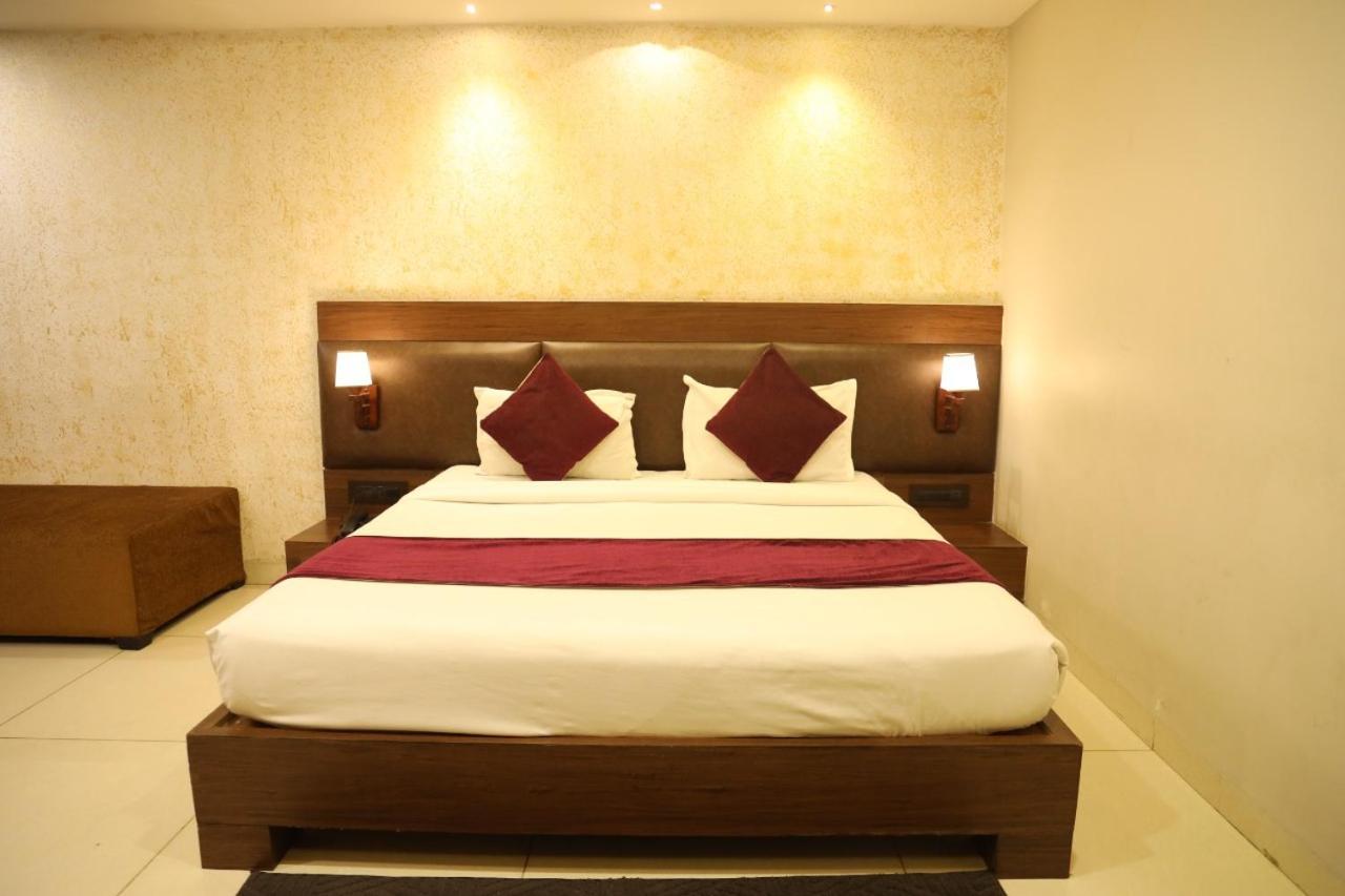 Hotel La Pearl Naiapura Екстериор снимка