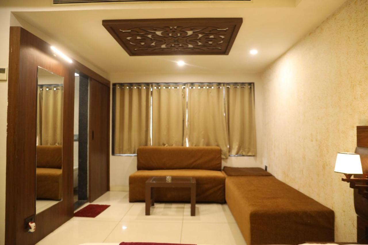 Hotel La Pearl Naiapura Екстериор снимка