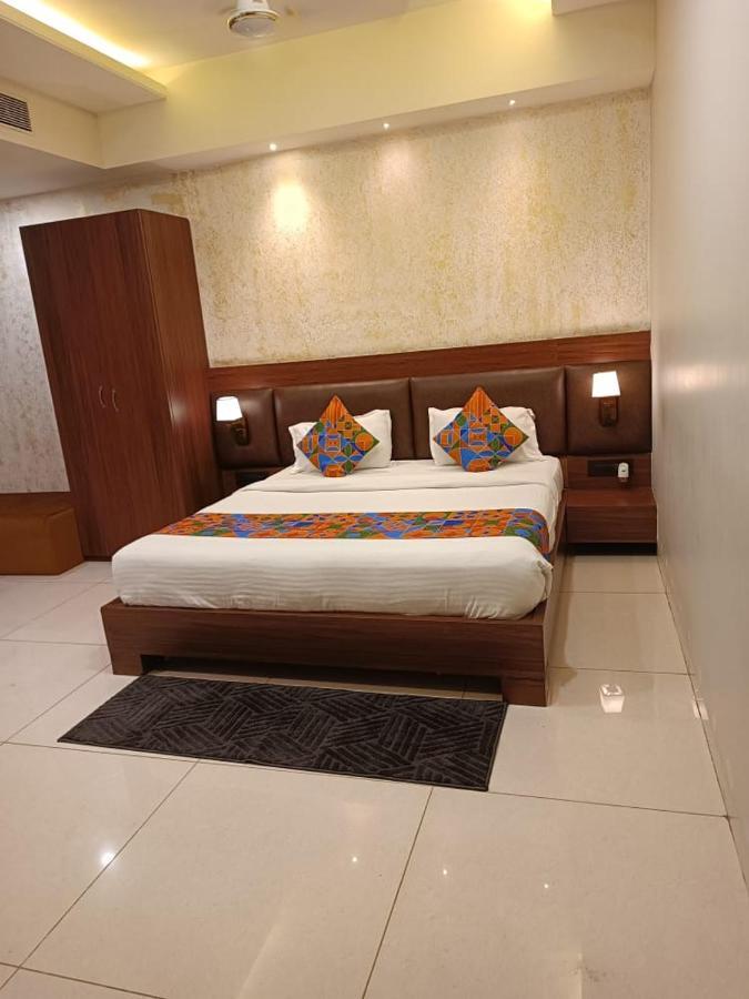 Hotel La Pearl Naiapura Екстериор снимка